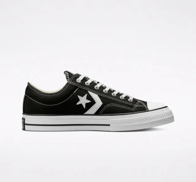 Converse star player 76 trainers in black & white