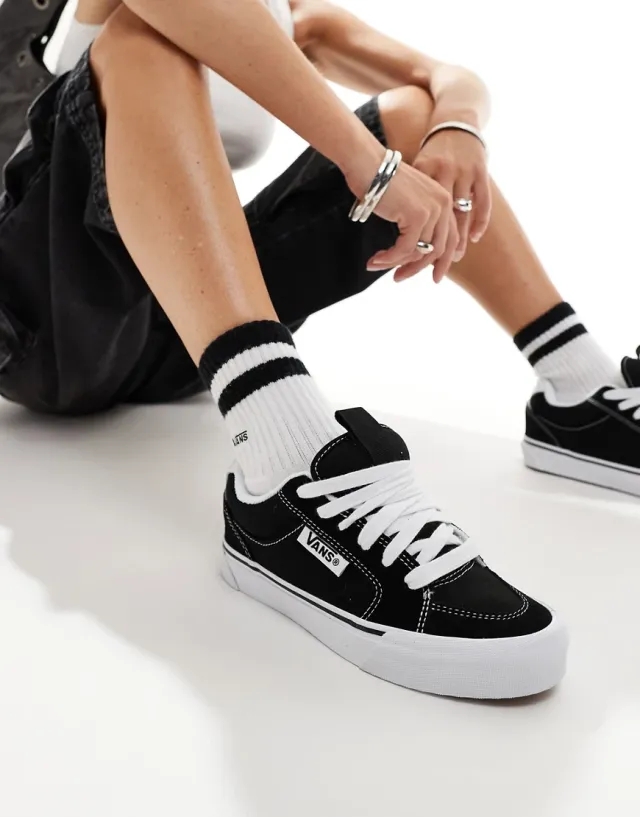Vans  Chukka Push  women's Shoes (Trainers) in Black