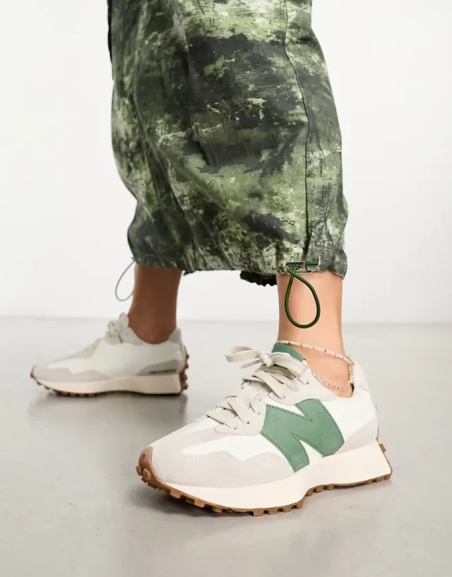 New Balance 327 Trainers In White & Green