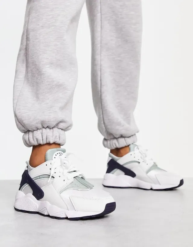 Nike huarache trainers in black