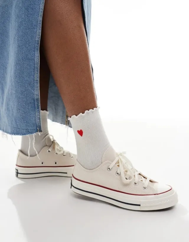 Converse Chuck 70 Ox Wide Fit Trainers In Cream-White