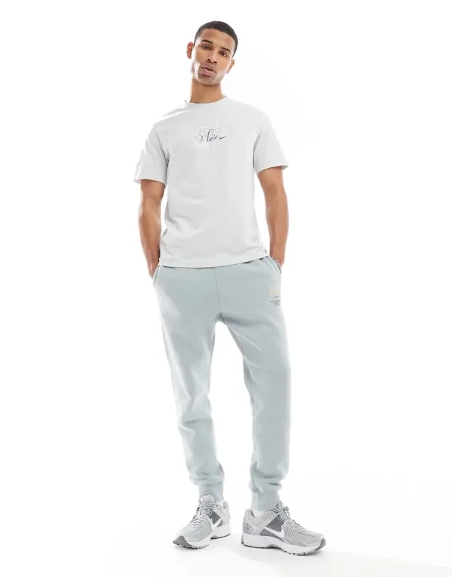 Nike Club Jogger In Grey