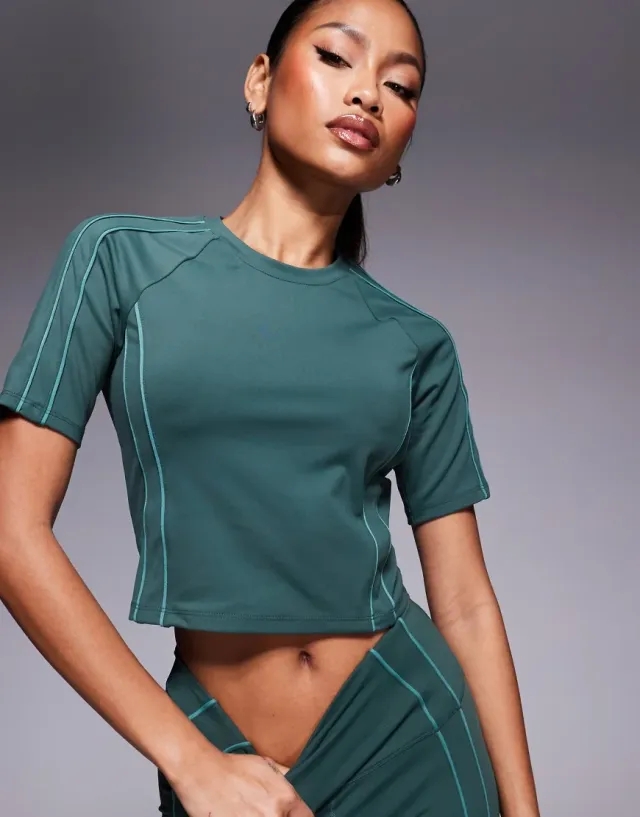 Nike One Training Reflective Piping Cropped T-Shirt In Green