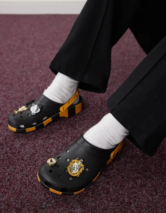 Crocs Womens Harry Potter 'Hufflepuff' Classic Clog - Black - Size 6 - Black