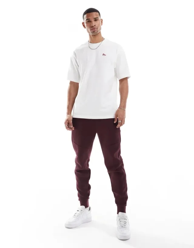 Nike Tech Fleece Jogger In Burgundy-Red
