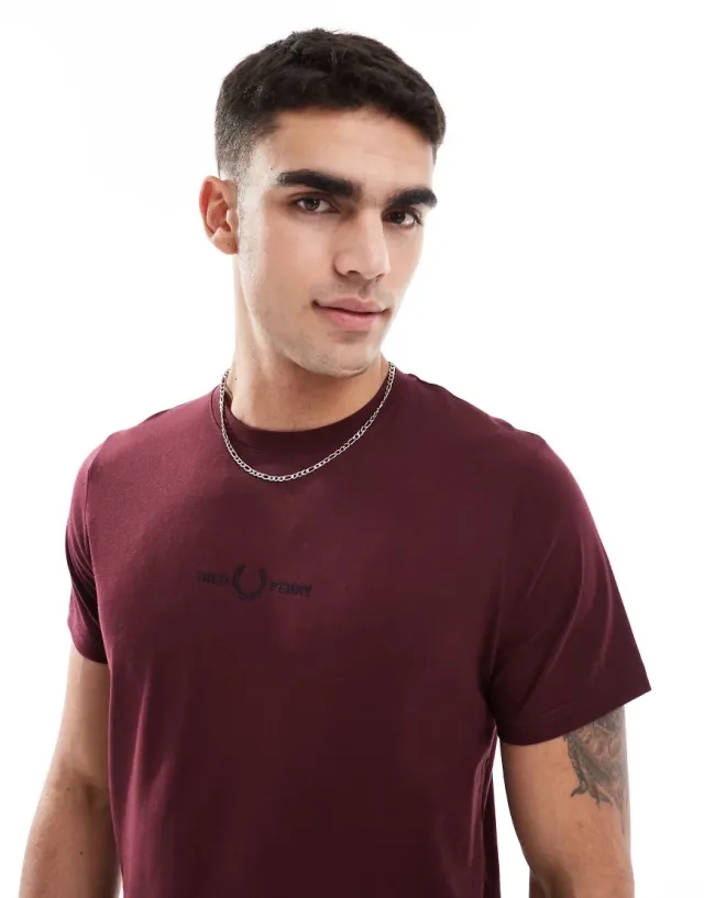 Fred Perry Embroidered T-Shirt In Burgundy