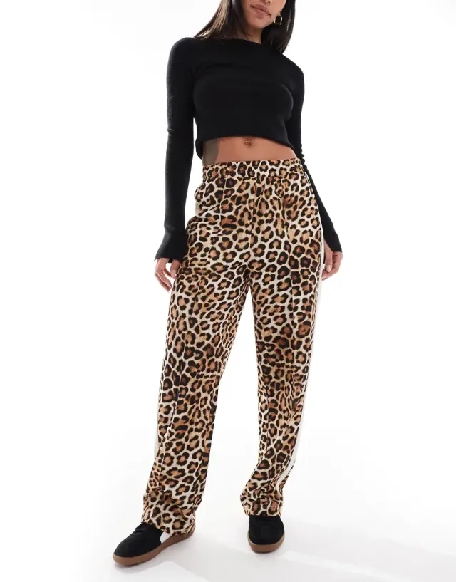 PUMA T7 Leo Luxe All-Over Print Straight Pants Women, Alpine Snow