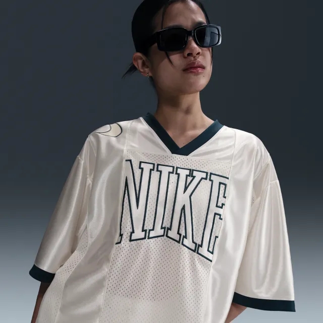 Nike Sportswear Street Women's Oversized Short-Sleeve Graphic Top - White - Polyester