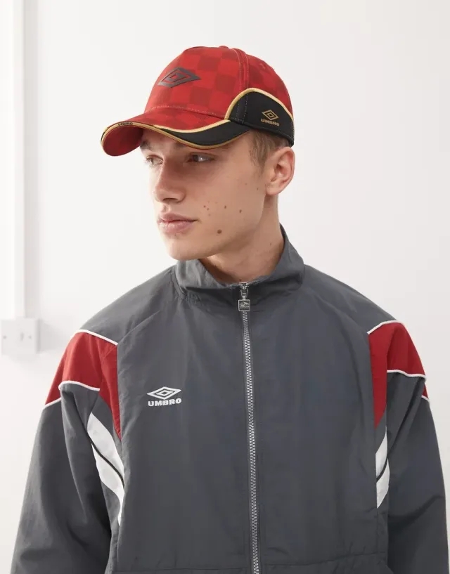 Umbro Panelled Logo Cap In Red And Black
