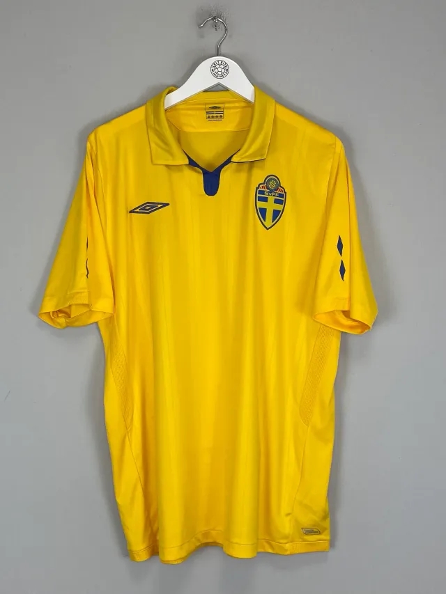 CULT KITS - 2009/10 SWEDEN HOME SHIRT (XL) UMBRO