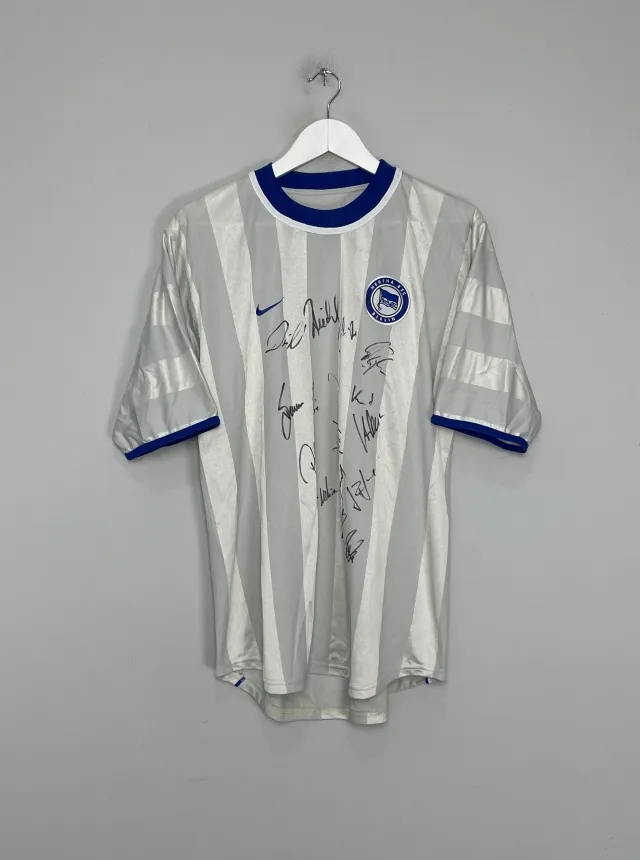 CULT KITS - 2000/01 HERTHA BERLIN *SQUAD SIGNED* AWAY SHIRT (M) NIKE