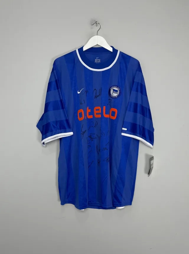 CULT KITS - 2000/01 HERTHA BERLIN *SQUAD SIGNED* BNWT HOME SHIRT (XXL) NIKE