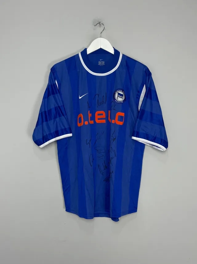 CULT KITS - 2000/01 HERTHA BERLIN *SQUAD SIGNED* HOME SHIRT (L) NIKE