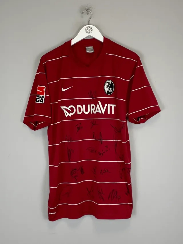 CULT KITS - 2009/10 FREIBURG GLOCKNER #19 *SQUAD SIGNED* HOME SHIRT (L) NIKE