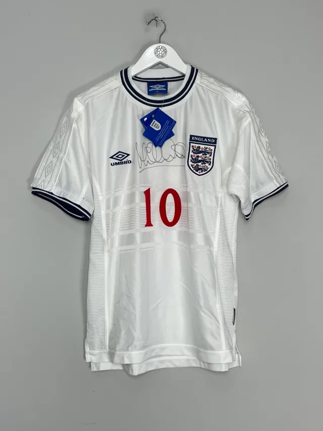 CULT KITS - 1999/00 ENGLAND OWEN #10 *SIGNED* BNWT HOME SHIRT (M) UMBRO