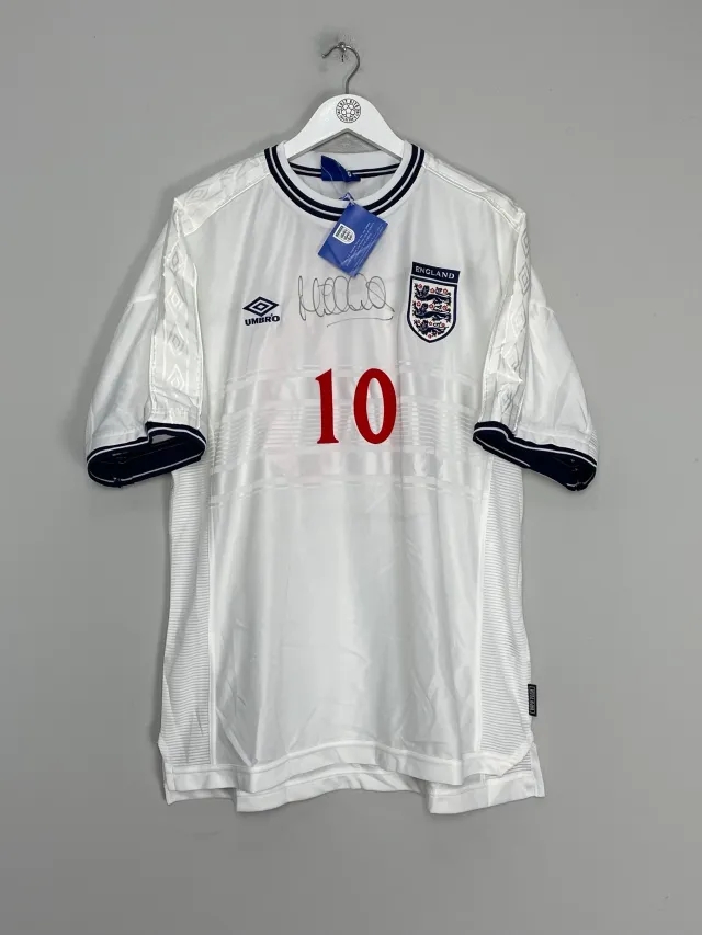 CULT KITS - 1999/01 ENGLAND OWEN #10 *BNWT* SIGNED HOME SHIRT (XXL) UMBRO