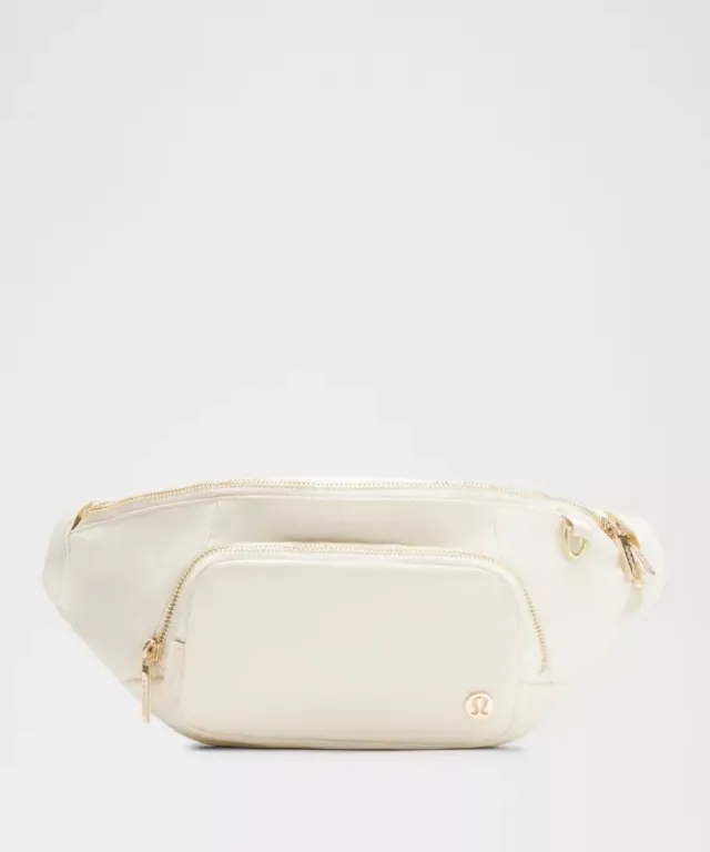lululemon – Everywhere Belt Bag Extra Large 4L Metal – Color Gold/White