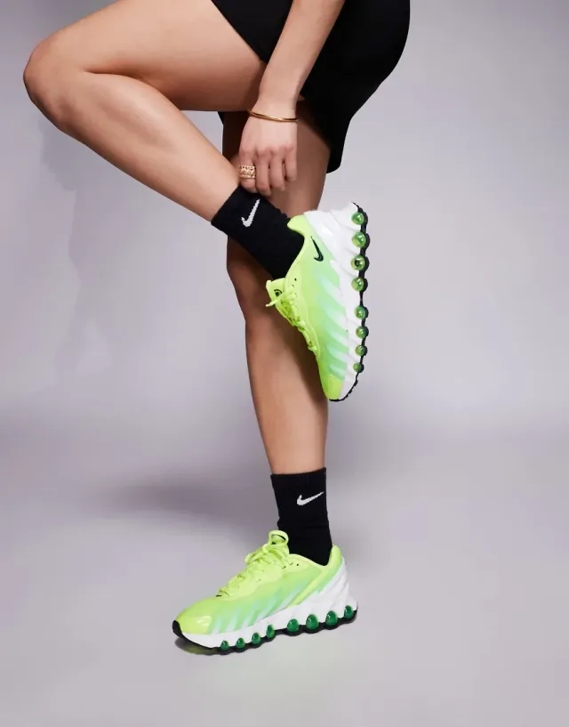 Nike Air Max Dn8 Trainers In Green And White