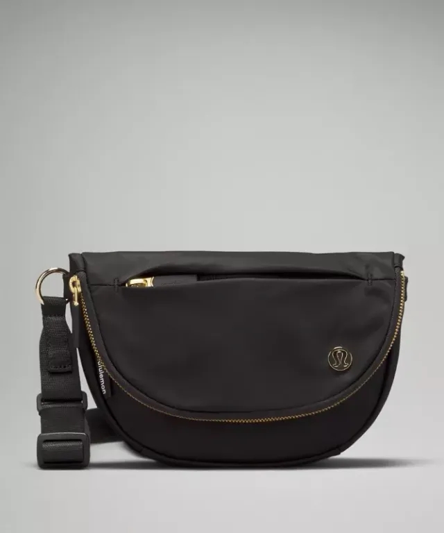 lululemon – All Night Festival Bag Micro 2L – Color Black/Gold
