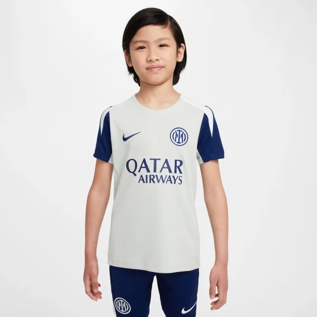 Inter Milan Strike Older Kids' Nike Dri-FIT Football Short-Sleeve Top - Grey - Sustainable Materials