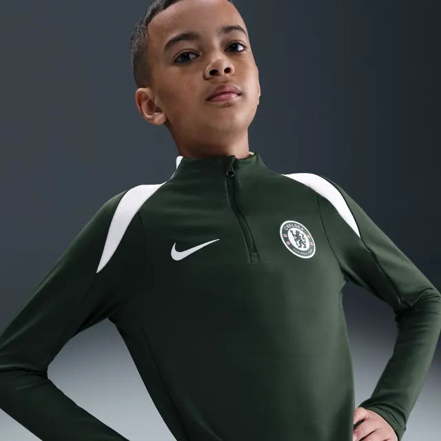 Chelsea F.C. Strike Older Kids' Nike Dri-FIT Football Drill Top - Green - Polyester/Elastane