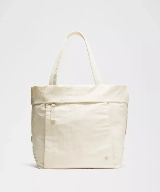 lululemon – On My Level Carryall Tote Bag 27.5L – Color Gold/White