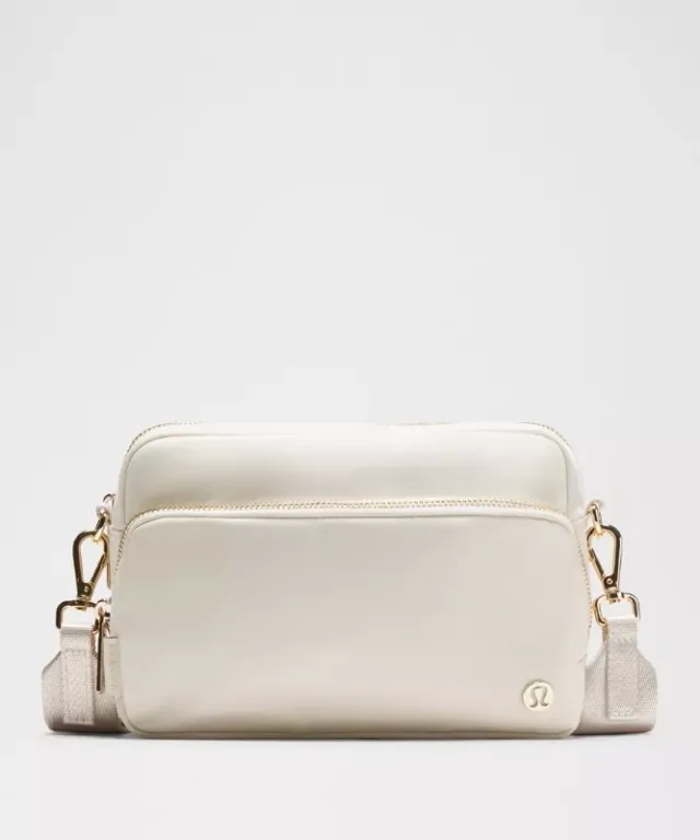 lululemon – Everywhere Crossbody Bag 3L Large Metal Hardware – Color White