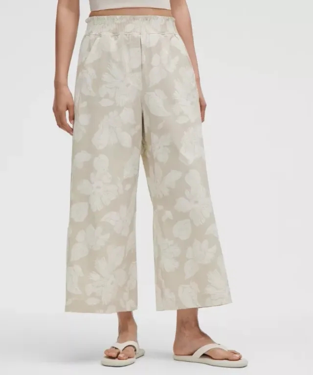 lululemon – Women's Stretch Woven Ruffle-Waist Wide-Leg Cropped Pants – Color Printed – Size L