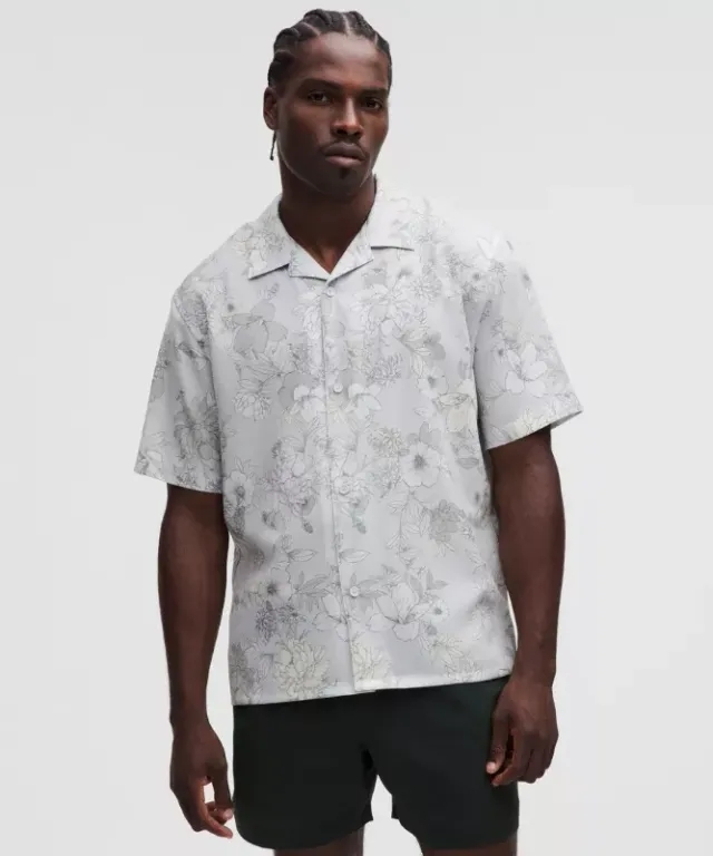 lululemon – Men's Lightweight Camp Collar Button-Up Shirt – Color Printed – Size L