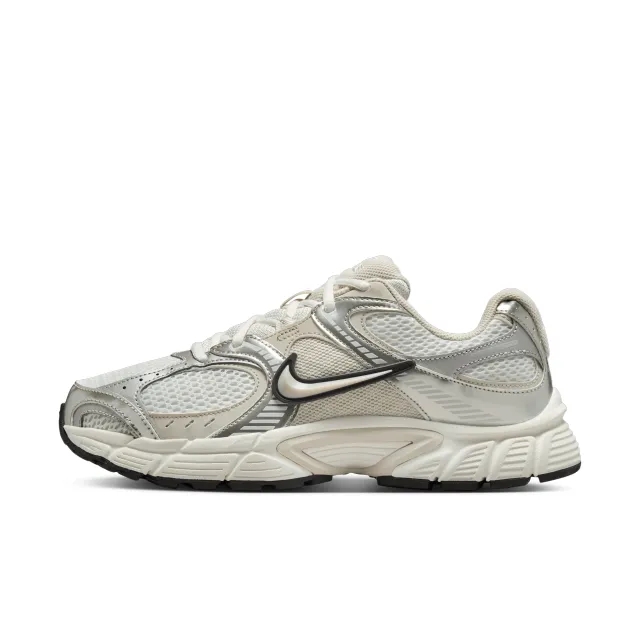 Nike V5 RNR Women's Shoes - White - Recycled Content Minimum