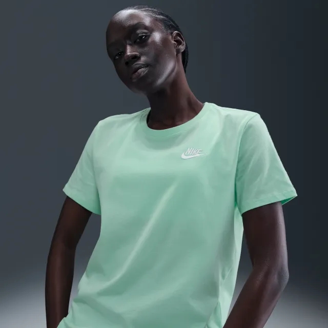 Nike Sportswear Club Essentials Women's T-Shirt - Green