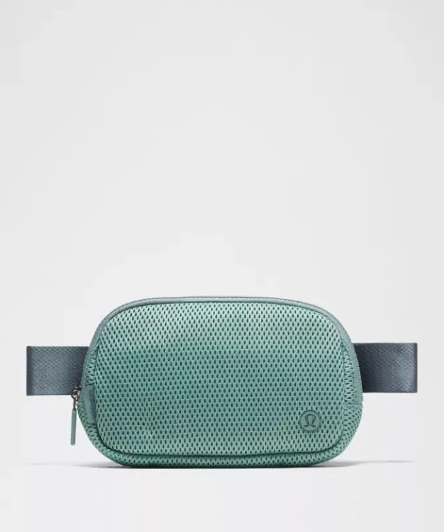 lululemon – Everywhere Belt Bag 1L Knit – Color Blue/Pastel