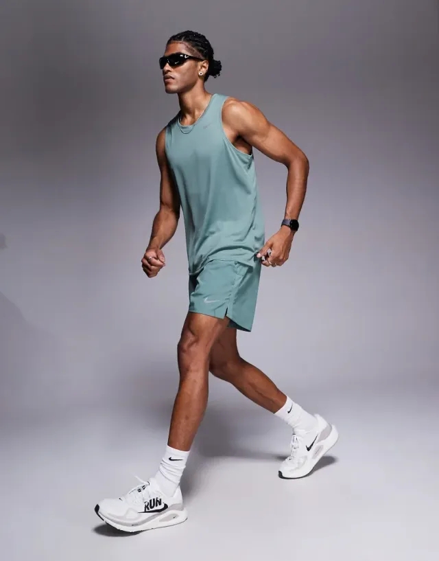 Nike Challenger 5in Running Shorts Men - Olive, Green